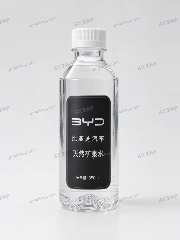 汽车门店接待定制水|黑红方肩瓶方案瓶身与标签呈现