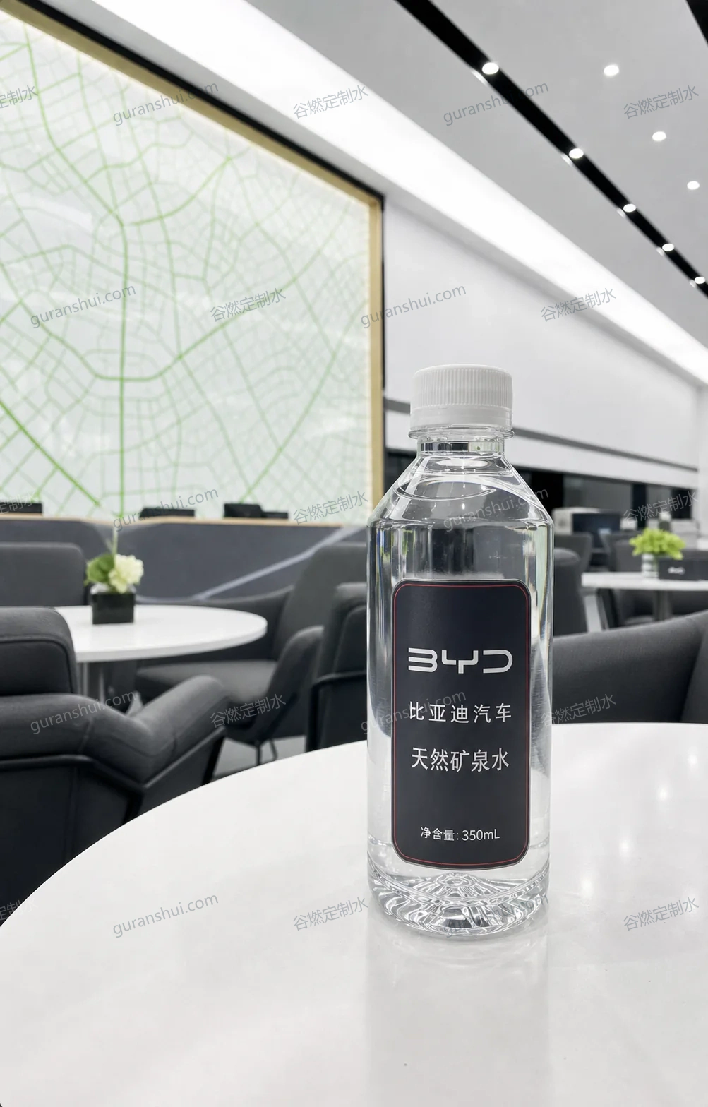 汽车门店接待定制水｜黑红方肩瓶方案场景示意